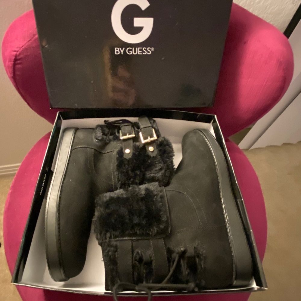 Guess black boots with the fur
